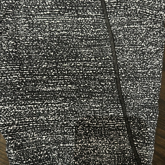 Black and white Lulu lemon Capri - size 8 - Picture 3 of 4